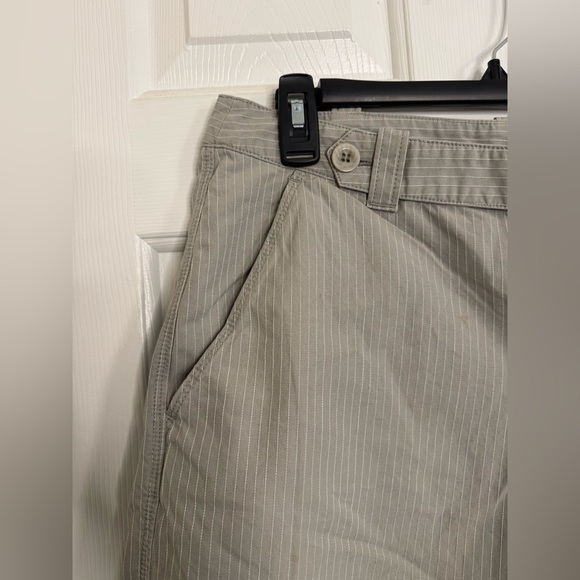 North Face shorts size 12 Bermuda grey white - Picture 2 of 5